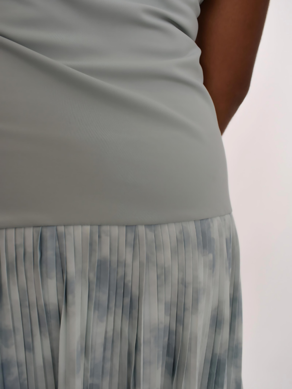 Robe plissée avec brassière intégrée + short – Image 3
